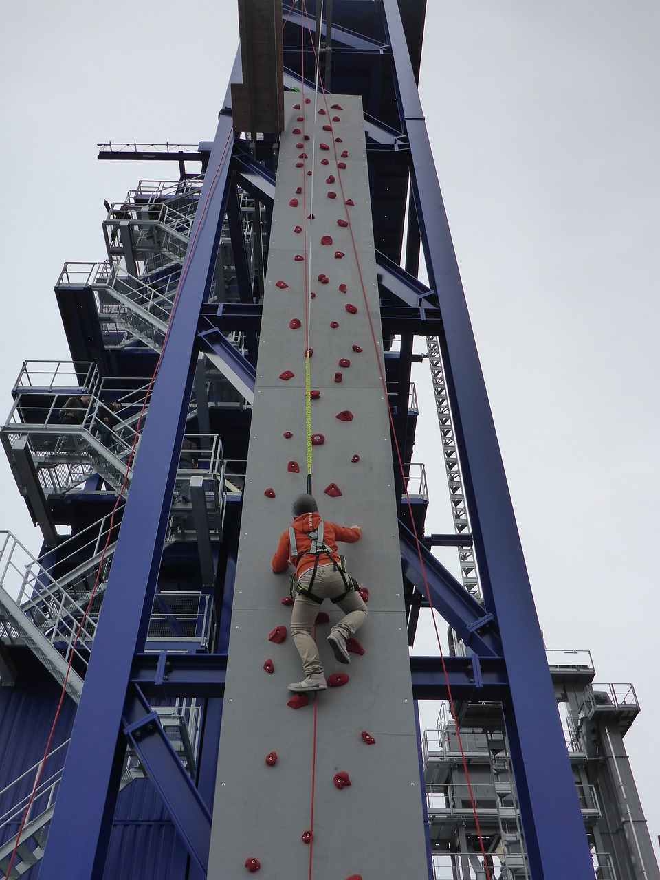 革新無障礙生活的關(guān)鍵，最新履帶式爬樓輪椅亮相！